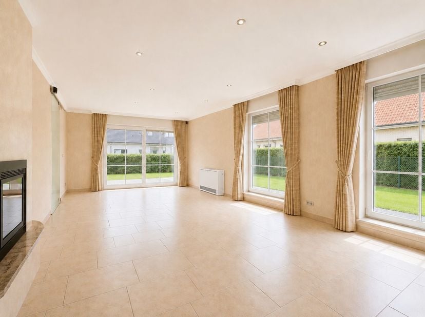 Deze alleenstaande villa bevindt zich op een rustige en residentiële ligging in Oostduinkerke-Dorp.<br />
De woning omvat een inkomhal met gastentoile