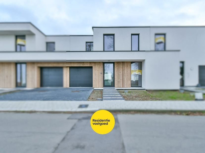Welkom in deze prachtige en energiezuinige nieuwbouwwoning in Kortemark, waar hedendaags wooncomfort perfect samengaat met een rustgevend landelijk ui