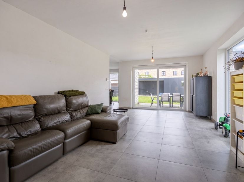 Deze prachtige nieuwbouwwoning is gelegen in Balen-Olmen en geniet van een goede verbinding naar de omliggende gemeenten Ham, Leopoldsburg, Meerhout e