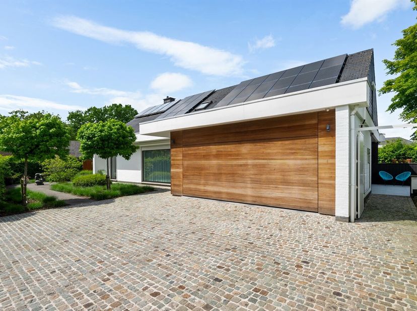 Dans un quartier résidentiel calme et recherché se trouve cette belle villa des années 70, entièrement et élégamment rénovée au fil des ans avec un so