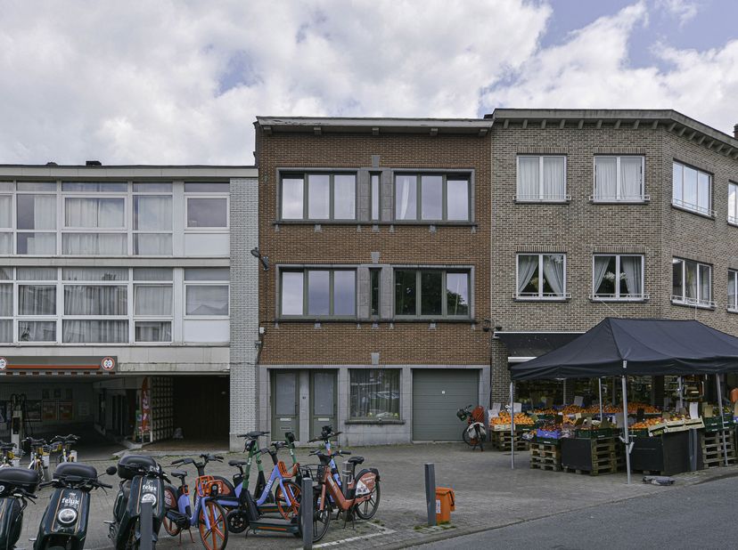 Maxime Real Estate biedt een woning met 7 slaapkamers aan.<br />
Uitstekende ligging nabij Roodebeek, Woluwe Shopping Center, winkels, supermarkten en
