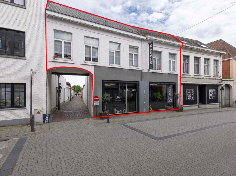 Dit handelspand met bovengelegen appartement is gelegen in het centrum van Turnhout. Het pand heeft een zeer goede ligging waardoor het een vlotte ber