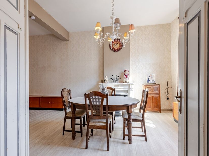 Bent u op zoek naar een ruime woning met tal van mogelijkheden op een uitzonderlijke locatie? Dan is deze charmante rijwoning beslist een bezoek waard