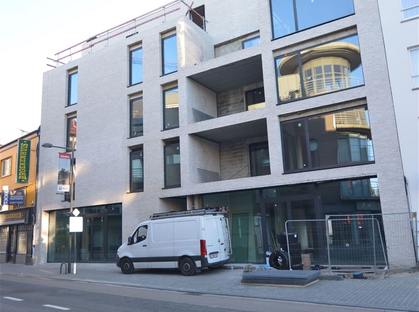 Bien professionnel à vendre
                    à 2400 Mol