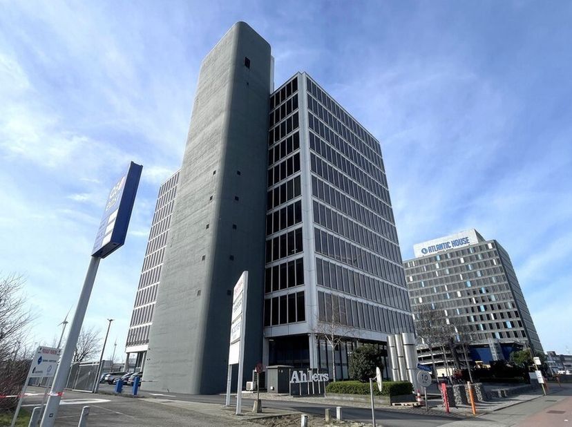 253m² hoogwaardig afgewerkte kantoren op 3e verdieping<br />
Ligging: aan N180 gewestweg (van Antwerpen naar Stabroek) in het Antwerps havengebied. De