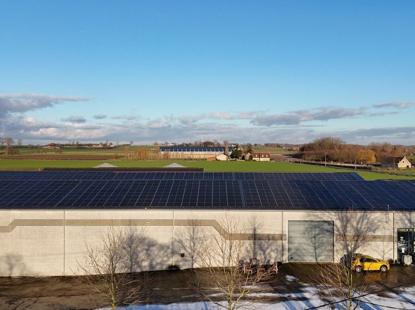De totale oppervlakte van de loods is 2904 m², benaderende afmetingen: 44m x 66m.<br />
De loods is gelegen te Koekelare en bestaat uit: burelencomple