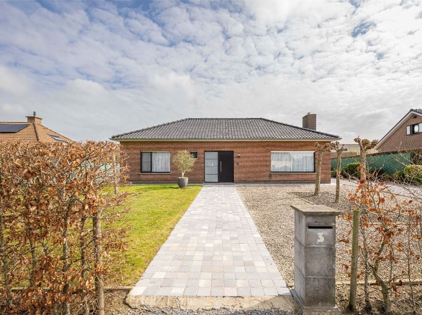 Deze ALLEENSTAANDE WONING is gelegen te Wingene (Ruiselede), meer bepaald in de Buisstraat 3 op een perceel grond van maar liefst 1.009 m². De woonst