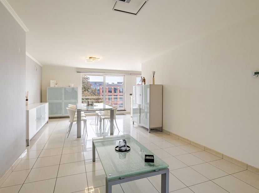 Bent u op zoek naar een ruim en stijlvol appartement op een absolute topligging? Dan zal dit exclusieve duplex appartement van maar liefst 160 m² u on