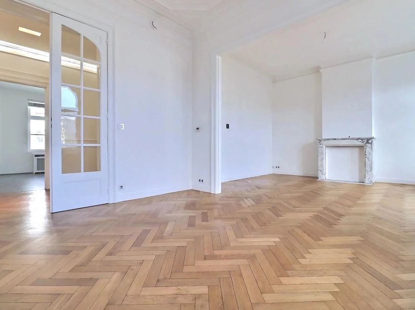 Deze flat van 185 m2 (volgens de EPB) ligt vlak naast de Tervurensesteenweg en is een echte aanrader.<br />
Het bestaat uit een inkomhal met aparte wc