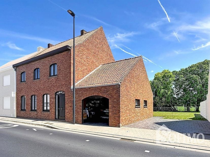 Halfopen woning op ruim perceel van 2.424 m² in Langemark<br />
Bent u op zoek naar een woning met ruimte en tal van mogelijkheden? Dan is deze halfo