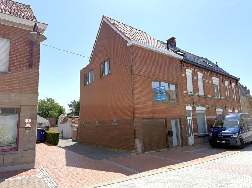 Half Open Bebouwing met garage en atelier op TOPLIGGING! Deze mooie half open bebouwing werd totaal gerenoveerd met de beste materialen en is instapkl