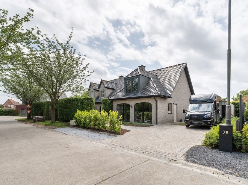 Deze uitzonderlijk ruime woning in het gegeerde De Pinte biedt maar liefst 309 m² bewoonbare oppervlakte op een perceel van 913 m². Dankzij de doordac