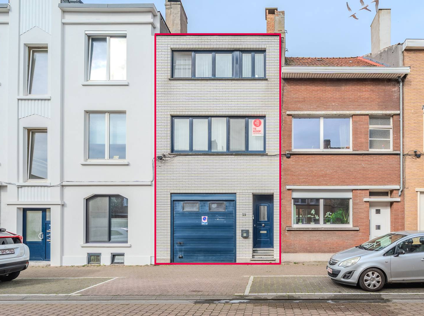 Ontdek deze instapklare bel-etage woning met drie slaapkamers, gelegen langs de Gerststraat in een residentiële woonwijk te Oostende. Deze locatie bie