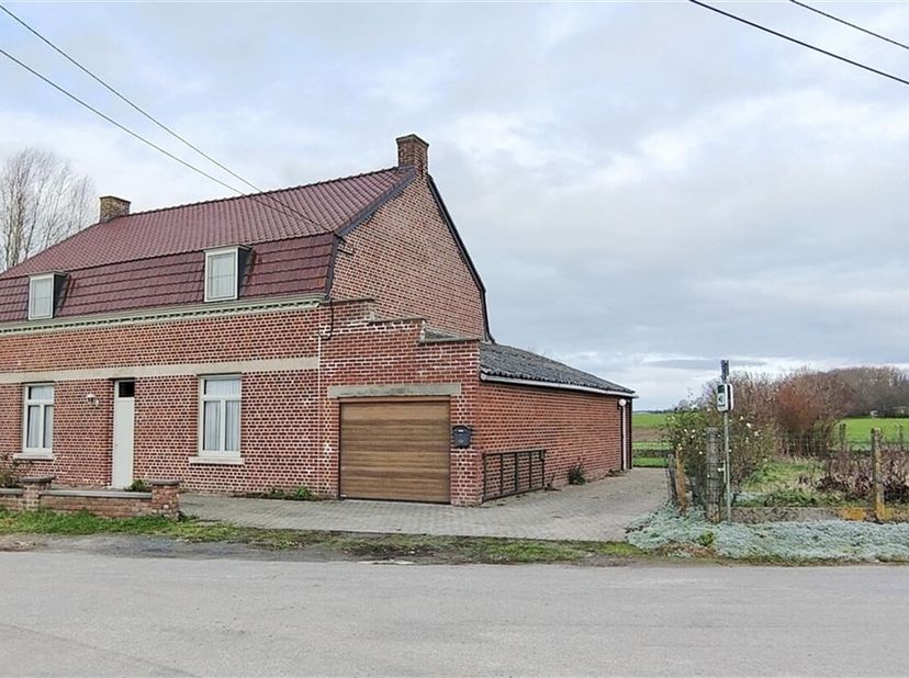 HENRO-IMMO vous propose cette villa 4 chambres située dans le village paisible de Velaines.<br />
Elle se compose :<br />
* au rez-de-chaussée; d'un h