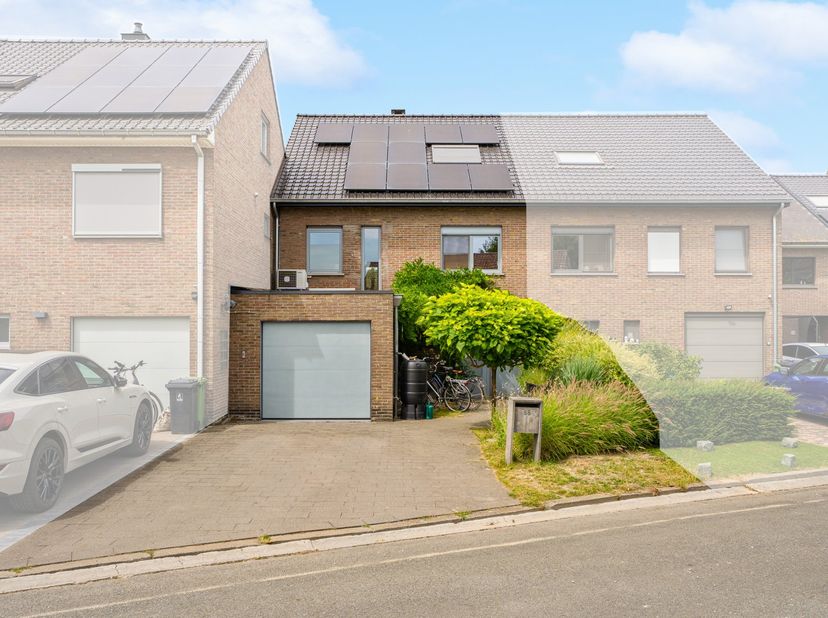 Deze ruime, volledig instapklare en steevast goed onderhouden, gezinswoning is gelegen in een rustige, residentiële, wijk en biedt een aangename balan