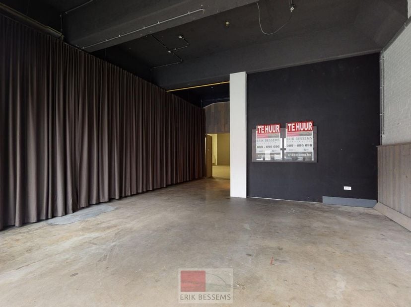 Dit ruim handelspand van maar liefst +/- 175 m², met een gunstige ligging, goede zichtbaarheid en meer dan voldoende parkeermogelijkheden in de straat