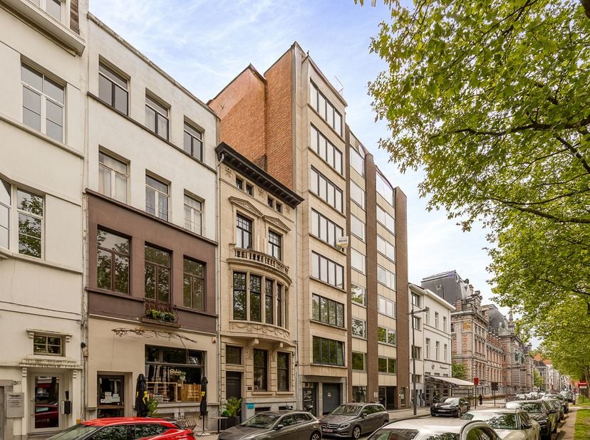 Penthouse met terrassen voor en achter<br />
Locatie:<br />
Gelegen op de gegeerde Britselei in het bruisende hart van Antwerpen, bevindt dit penthous