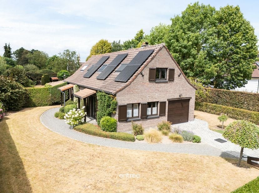 Op een prachtig perceel van maar liefst 1.101 m² bevindt zich deze charmante villa, idyllisch gelegen in de gegeerde Leiestreek. Een unieke woonomgevi