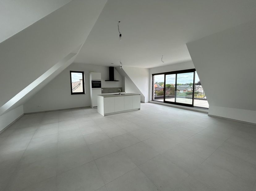 Dit appartement is gelegen op de tweede verdieping in een kleinschalig complex te Geel (Zammel).<br />
<br />
Indeling:<br />
De zeer lichtrijke leefr