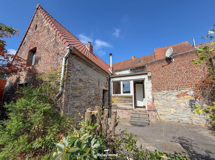 Située à Bléharies, cette maison à rénover offre une superficie habitable d'environ 114 m² sur une parcelle de 280 m², avec jardin, terrasse et accès