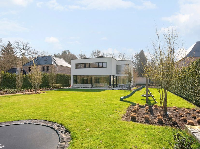 In een doodlopende straat, midden in het groene en kindvriendelijke Oud-Turnhout, bevindt zich deze bijzonder energiezuinige moderne villa op een mooi