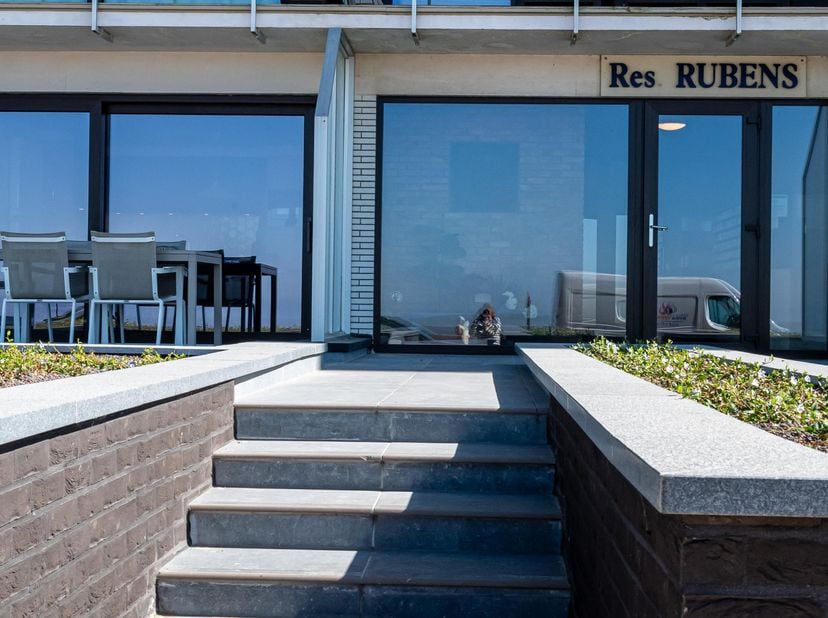 TE KOOP – VOLLEDIG GERENOVEERDE STUDIO MET GROOT ZONNETERRAS IN MIDDELKERKE<br />
Op zoek naar een instapklare studio aan zee? Deze lichtrijke en mode