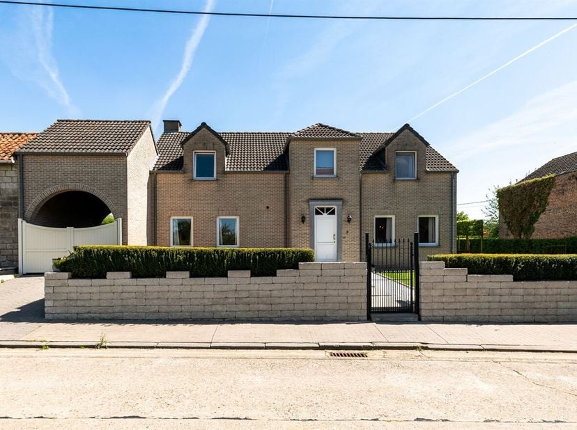 Exclusieve woning (2000) met 3 slaapkamers, aparte studio (ca. 50 m²), zwembad, jacuzzi en 48 zonnepanelen, gelegen op een ruim perceel in een rustige