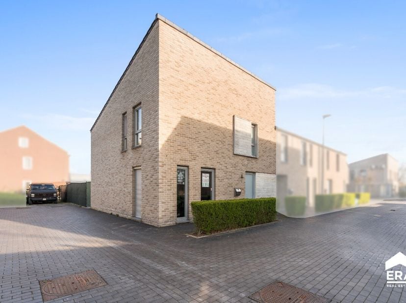 [[ CE BIEN PARTICIPE À LA JOURNÉE MAISONS OUVERTES ERA LE 13/6 DE 11:00 À 12:00 ]] À vendre : maison semi-ouverte moderne dans le quartier résidentiel