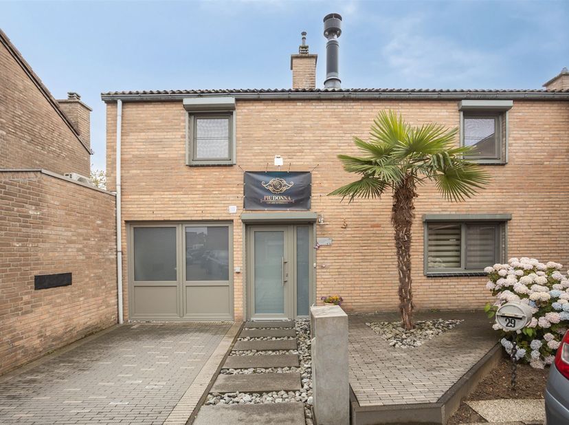 À VENDRE : Spacieuse maison familiale de 4 chambres à Houthalen !<br />
Cette maison bien entretenue, située au 30 Reimenhof, 3530 Houthalen, offre t