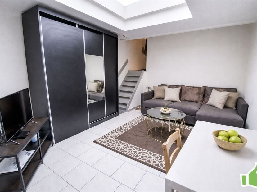Appartement 1 chambre à LOUER à Mouscron, situé proche de la Grand Place et des commerces. <br />
<br />
Au rez de chaussée de la résidence. Composi