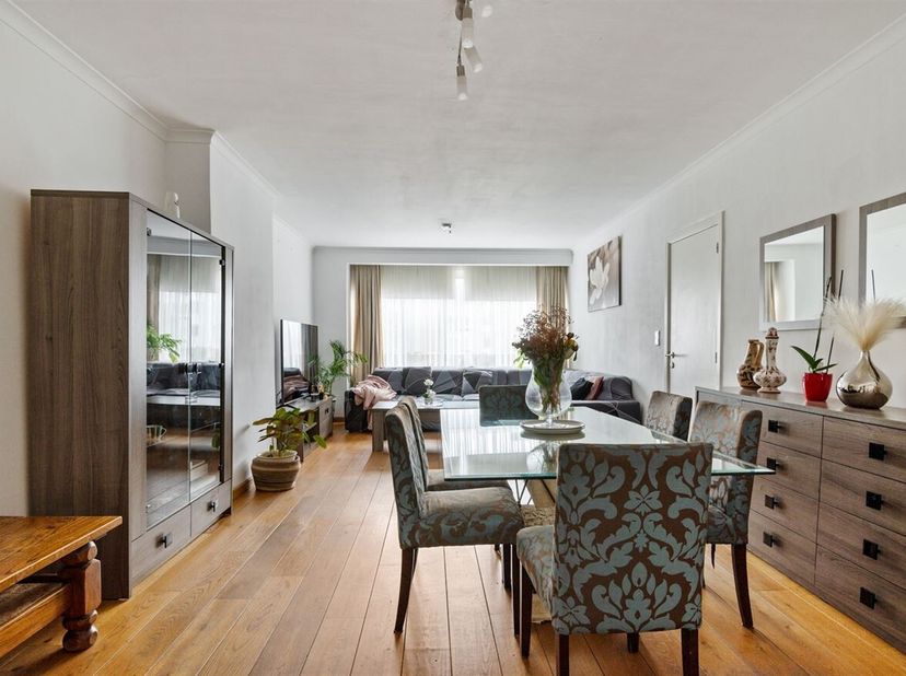 Appartement bien situé avec 2 chambres à coucher et box de garage optionnel<br />
Au deuxième étage d'un immeuble bien entretenu avec ascenseur, vous