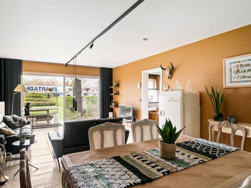 Lichtrijk gelijkvloers appartement met 2 slaapkamers, westgerichte tuin en parking in centrum Herentals. <br />
Gelegen dicht bij het centrum van Here