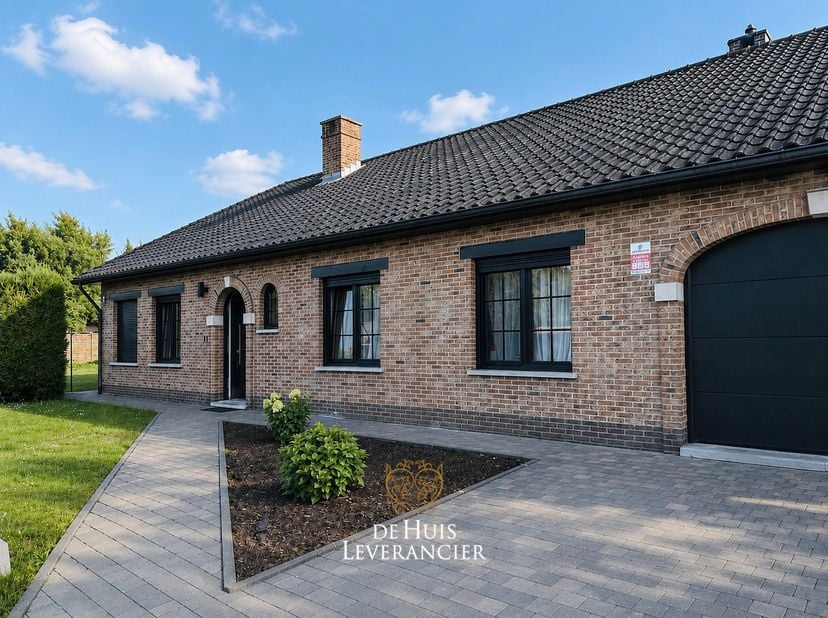 Welkom in deze charmante ruime laagbouwvilla aan de Pierstraat in Kontich, hier komt ruimtelijkheid en gezinsgeluk samen in een warme thuis.&amp;nbsp; Je