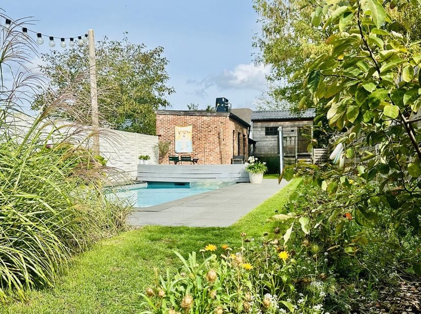 Deze instapklare woning met 3 slaapkamers combineert comfort, een praktische indeling en een vleugje vakantiegevoel in eigen tuin. Op het gelijkvloers