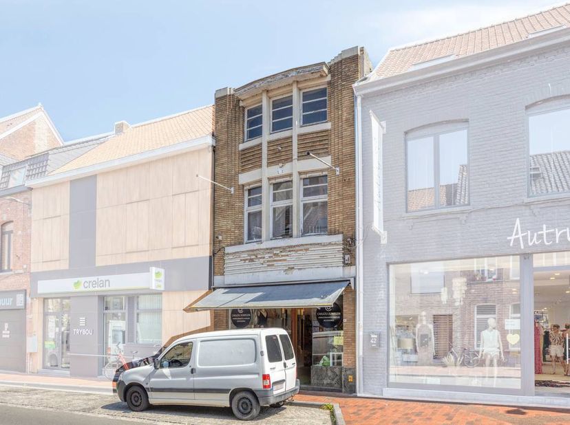 Dit veelzijdige pand is gelegen in een commerciële winkelstraat en beschikt over een ruime handelsoppervlakte van ca. 240 m². Dankzij de praktische in
