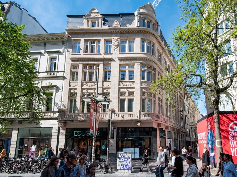 Achter deze gevel ontworpen door de architecten Léonard en Henri Blomme in 1905 schuilen maar liefst drie hoogwaardig afgewerkte kantoorruimtes. Boven