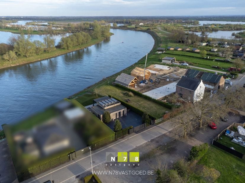 PRACHTIG EN UNIEK GELEGEN VAKANTIEWONING MET EIGEN STEIGER AAN DE MAAS IN ALDENEIK. <br />
TROEVEN<br />
- Vakantiewoning met een prachtig uitzicht op