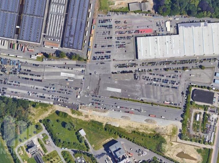 Ruime parkeerruimte van 2.000 m² te huur , gelegen op een uitstekende, strategische locatie langs de A12 te Wilrijk. De parkeerruimte bevindt zich naa