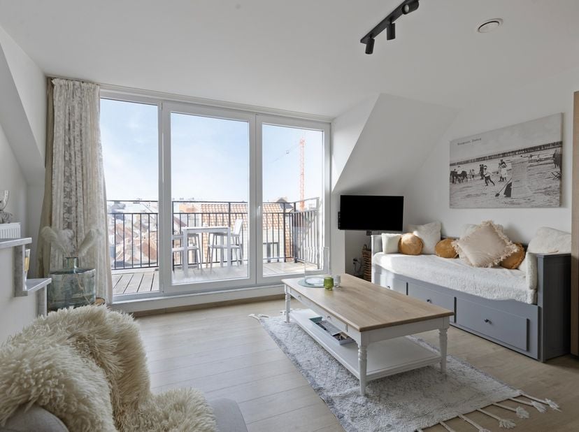 Dit prachtig afgewerkte duplexappartement in Blankenberge ligt op een toplocatie vlak bij de zee en de Weststraattrap, en biedt een unieke combinatie