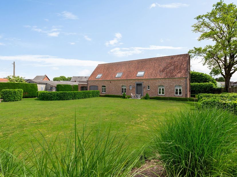 Prachtig heropgebouwde langgevelhoeve met bijgebouw op uniek groen perceel van 4.504 m² <br />
Deze prachtig heropgebouwde langgevelhoeve werd volled