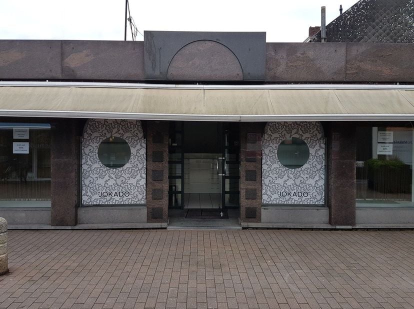 Te huur: ruime commerciële ruimte in de winkelstraat van Lanaken.<br />
<br />
Deze commerciële ruimte bevindt zich in de Winkelstraat, die een verbin