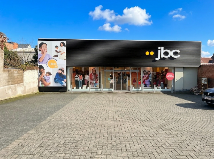 Voormalige JBC te huur langs de hoofdbaan van Tienen, vlak tegenover de suikerfabriek.<br />
Dit handelspand / winkelruimte geniet van een uitstekende