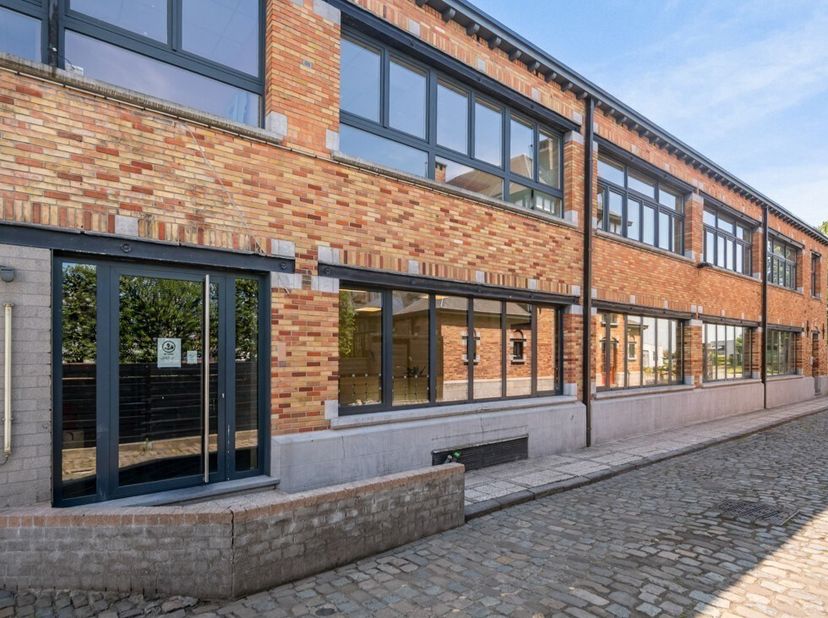 Bureau de 20m² entièrement équipé au rez-de-chaussée avec 2 postes de travail dans le Business Center Werksteeg, situé sur la Meulesteedsesteenweg à G