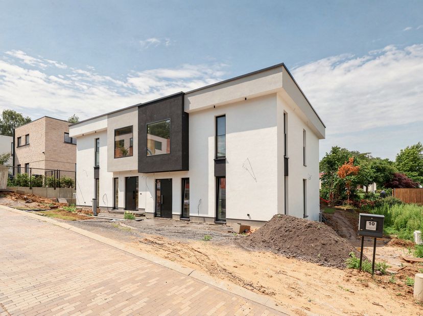 Maison neuve située dans une rue calme.<br />
Au niveau de la cave, la maison offre deux chambres confortables, une salle de bain élégante, une buande