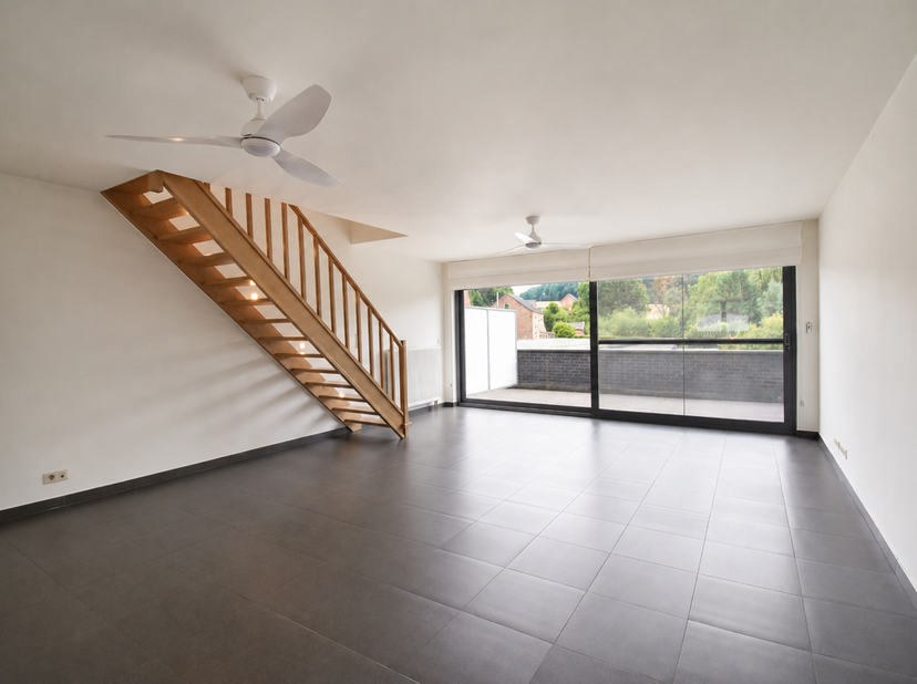 Appartement duplex de 2 chambres idéalement situé au centre de Huldenberg, à distance de marche de la place communale, des commerces et des transports