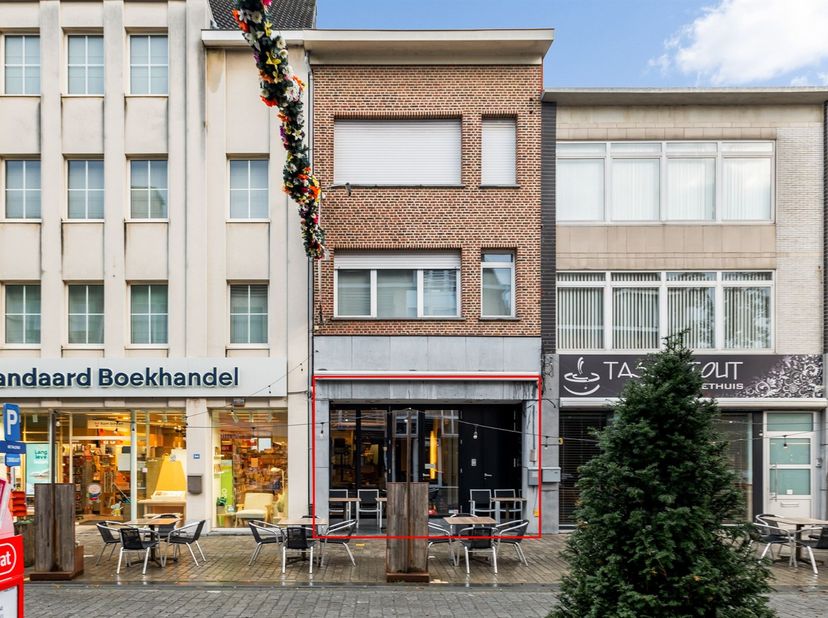 Horecazaak over te nemen in hartje Herentals. <br />
<br />
De aankoopprijs omvat het gerenoveerd (2012) handelsgelijkvloers, alsook het handelsfond