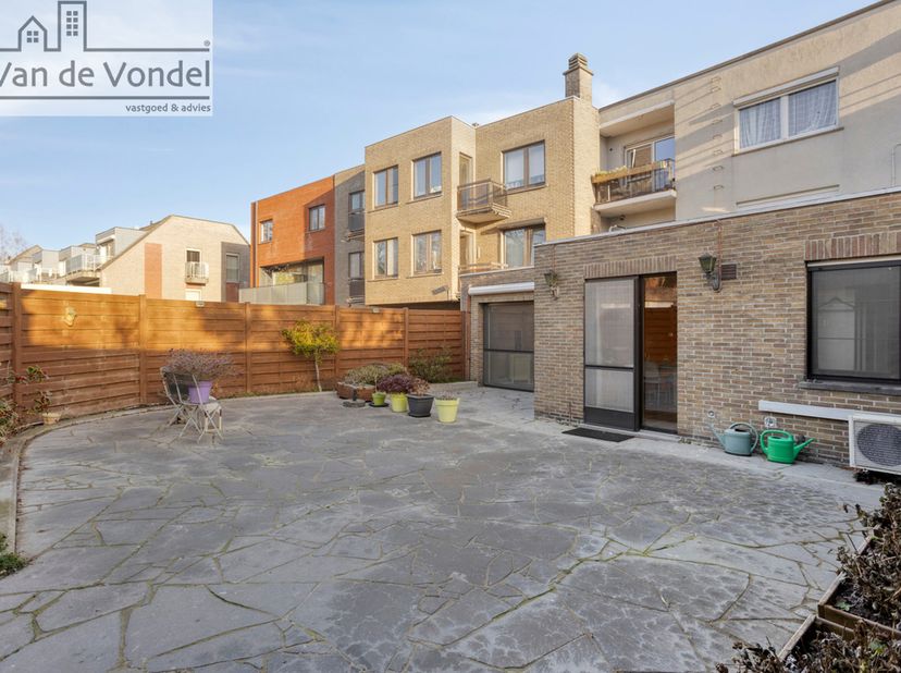 Uitzonderlijk ruim gelijkvloers appartement (193m²) met een prachtig zonneterras van maar liefst 93 m² – een absolute troef voor wie houdt van buitenl