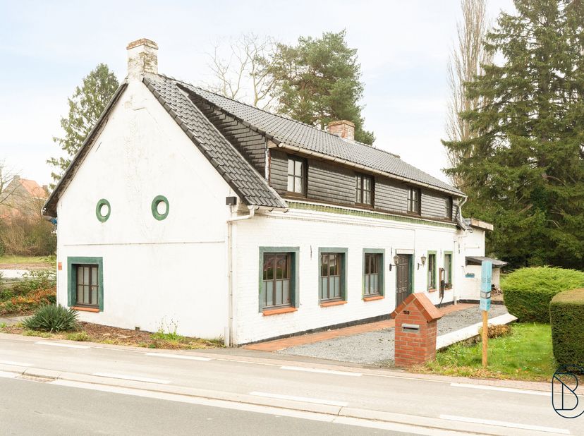 Charmante te renoveren fermette met POTENTIEEL, 2 garages, oprit en leuke tuin met authentieke bakoven! Deze karaktervolle woning (bouwjaar 1930) bied