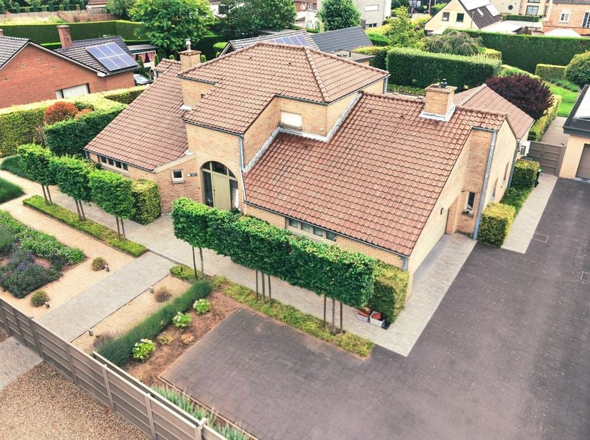 Luxueuze villa met 3 slaapkamers en 2 badkamers, ruim poolhouse , garages voor 4 wagens<br />
indeling :<br />
Gelijkvloers :<br />
ruime inkomhal met
