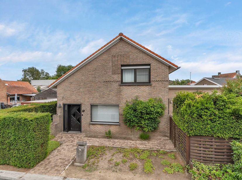 In de Molenkouterstraat  te Machelen bevindt zich deze gezellige woning met veel potentieel.<br />
<br />
Dankzij de gunstige ligging geniet u van een